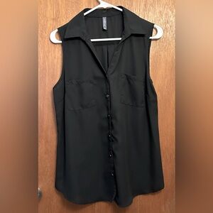 3/$15 💰Women’s black brand new sleeveless button down dress top.